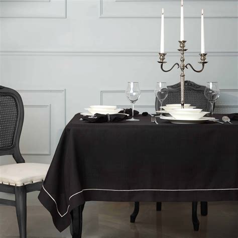Siyah yemek masası örtüsü